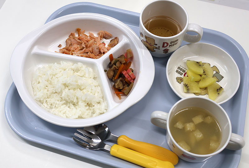 昼食（給食）は調理室から作りたてを提供！
